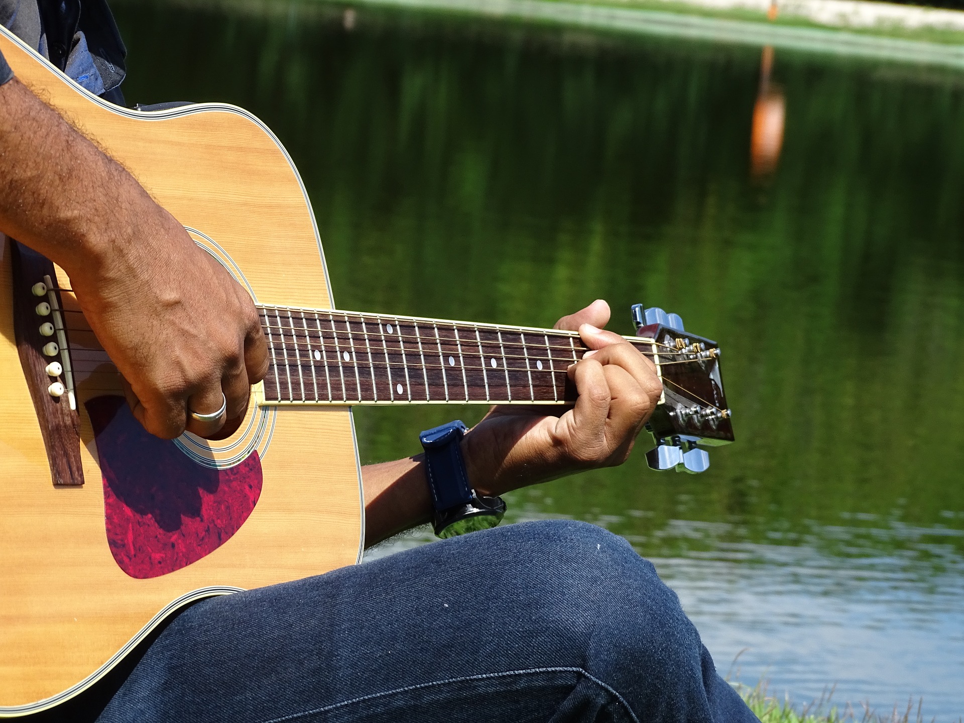 Гитара слушать музыку лучшее. Гитара. Гитара река. Мужчина с гитарой. Туризм гитара.